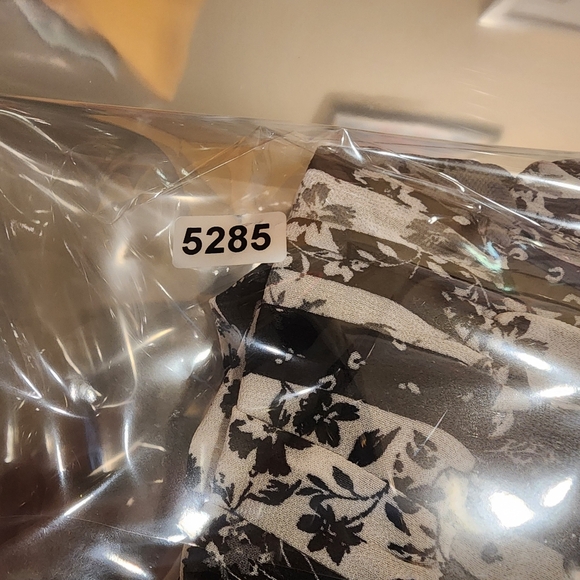 J.Roberts Women's Short Sleeves Smocked Blouse size S - Picture 11 of 11